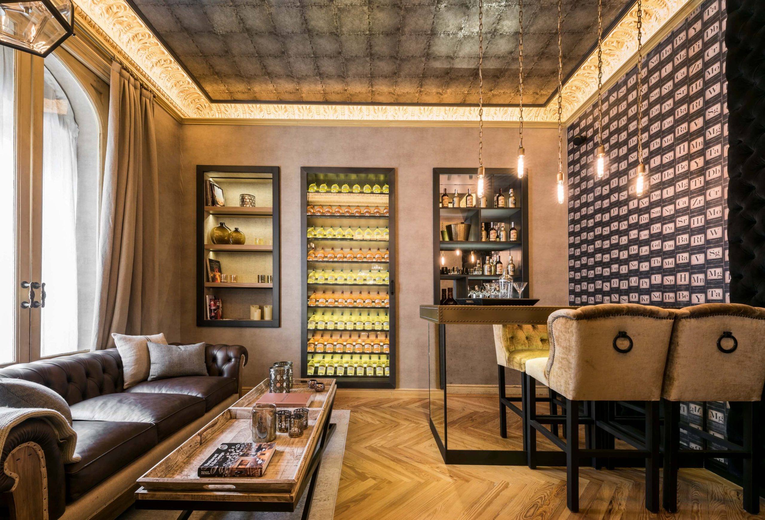 Salón con bar a medida e iluminación cálida en vivienda de lujo.