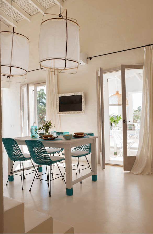 Salón moderno con ventanales y muebles de diseño en Barcelona