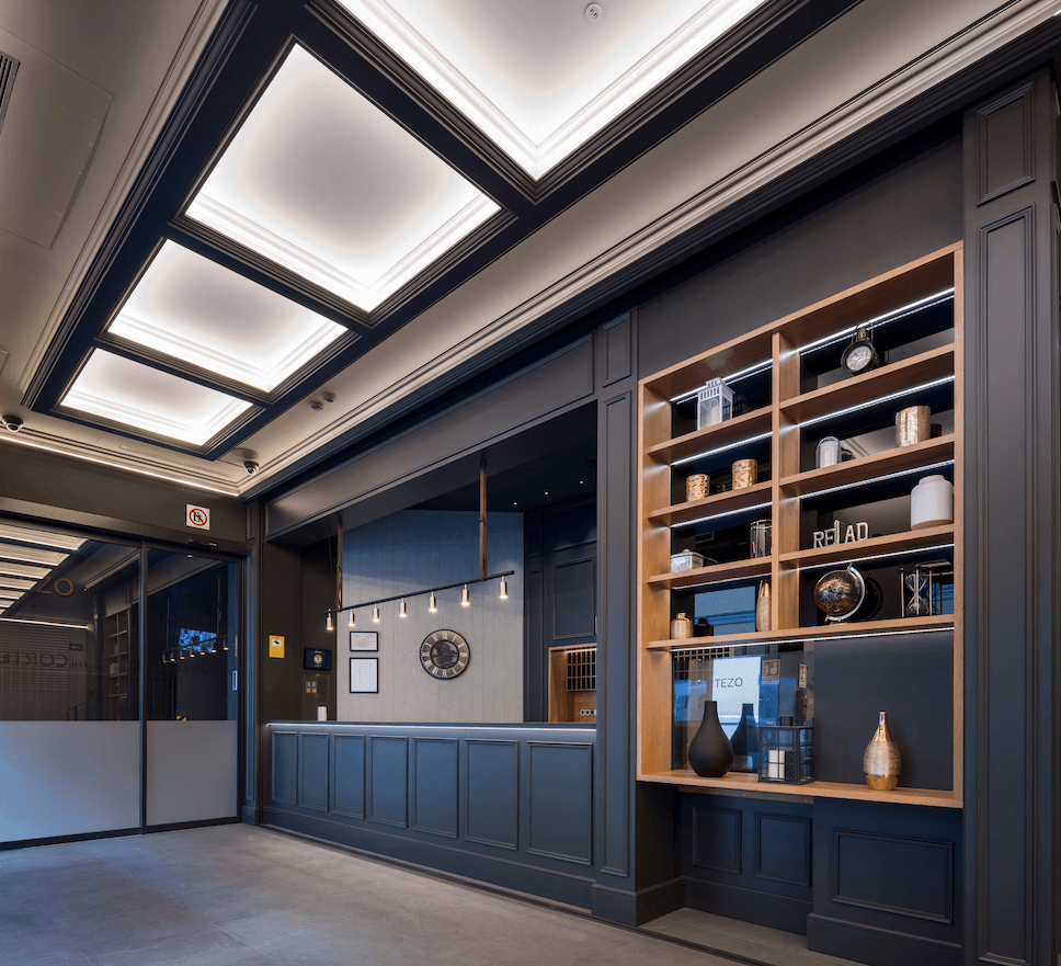 Recepción interior de diseño con estanterías y acabados premium.